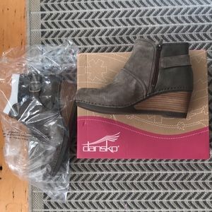 NWT Dansko Wedge Booties